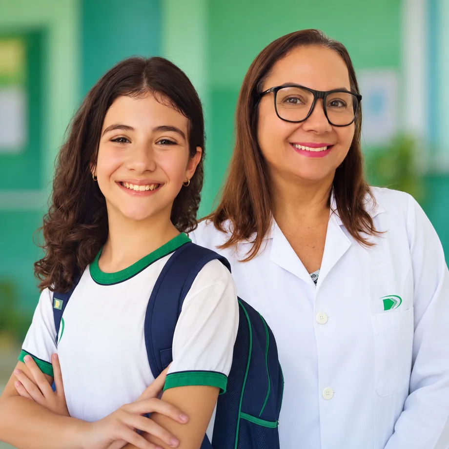 Educadora orientando aluna com atenção e carinho