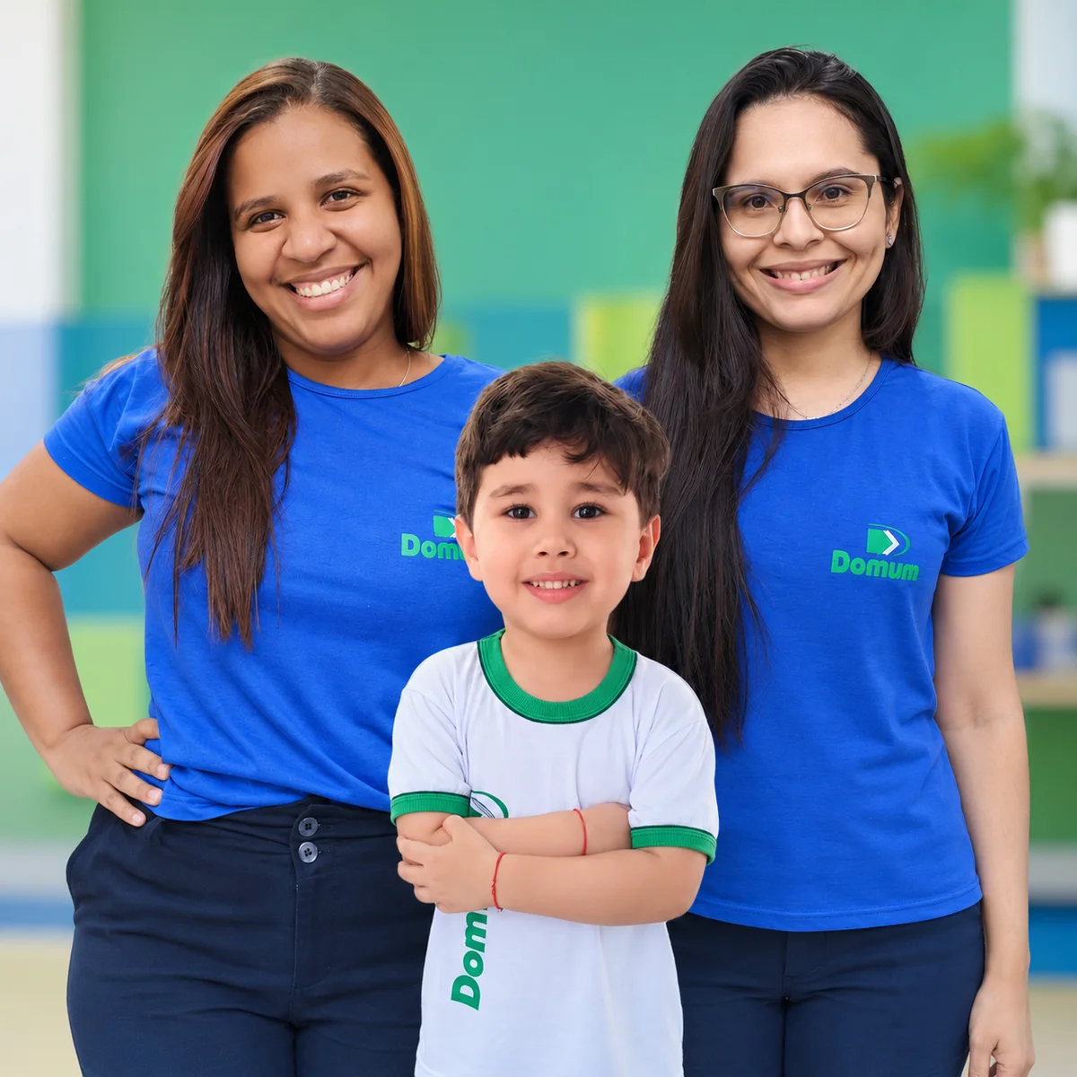 Duas educadoras do Colégio Domum acolhendo aluno em sala de aula